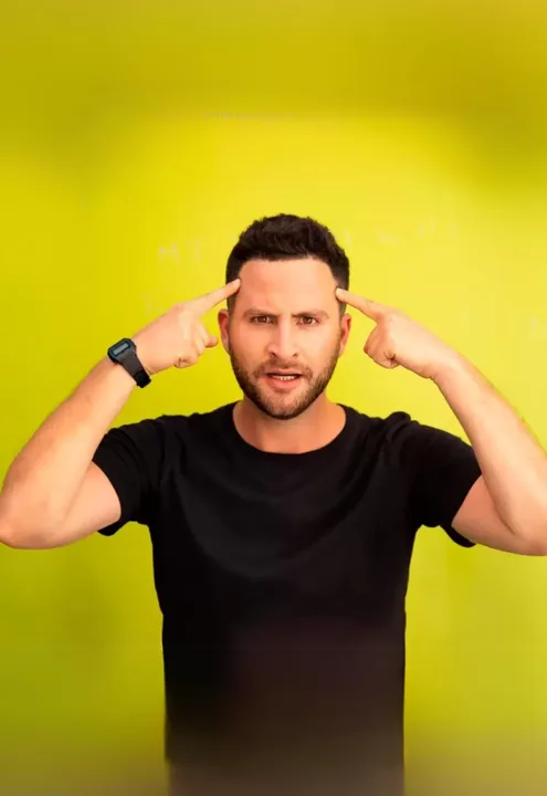 גיא הוכמן- קצין חיוך ראשי