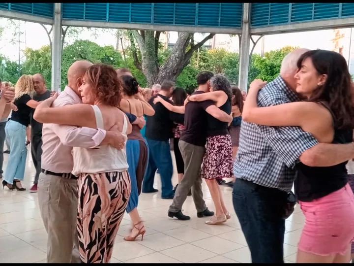 Milonga En La Glorieta De Versailles