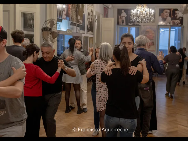 Práctica de baile de La Academia Nacional de Tango
